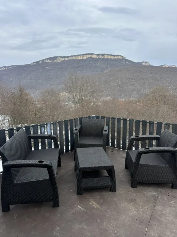 Атмосферный дом у леса с видом на горы