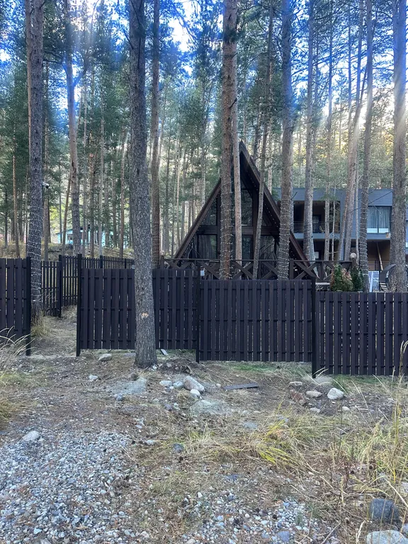 Сказочный дом в лесу с видом на горы