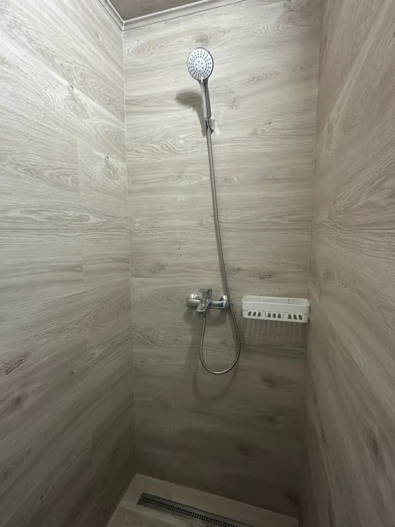 Дом с чаном и панорамными окнами с видом на лес