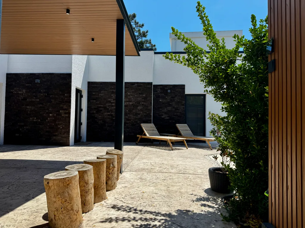 Дом в тихом месте, со своим минипляжем