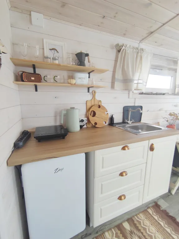 Уютный сканди домик с видом на озеро, баня, чан