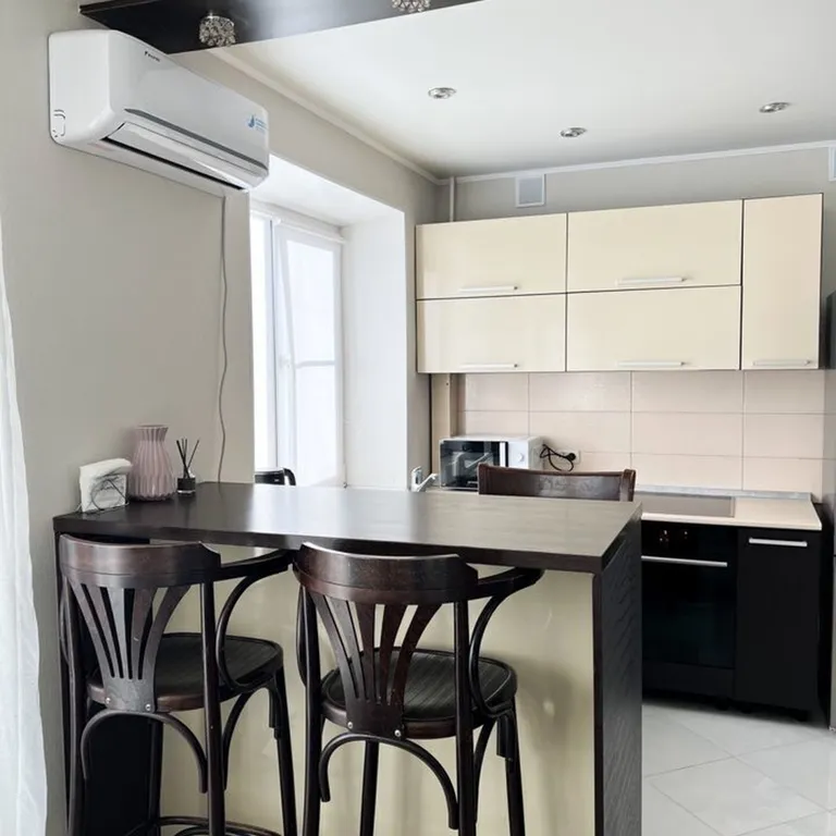 Отличнaя квартирa-студия в историческом цeнтрe горoда