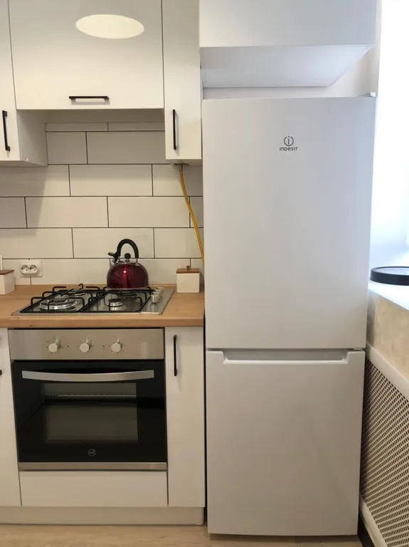 Стильная квартира-студия с большими окнами