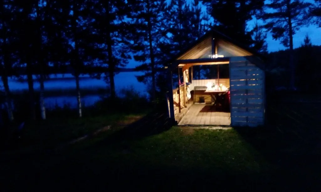 Дом на берегу с баней и лодкой