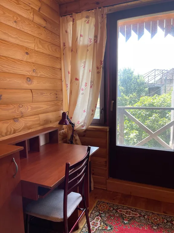 Двухэтажный дом в частном секторе