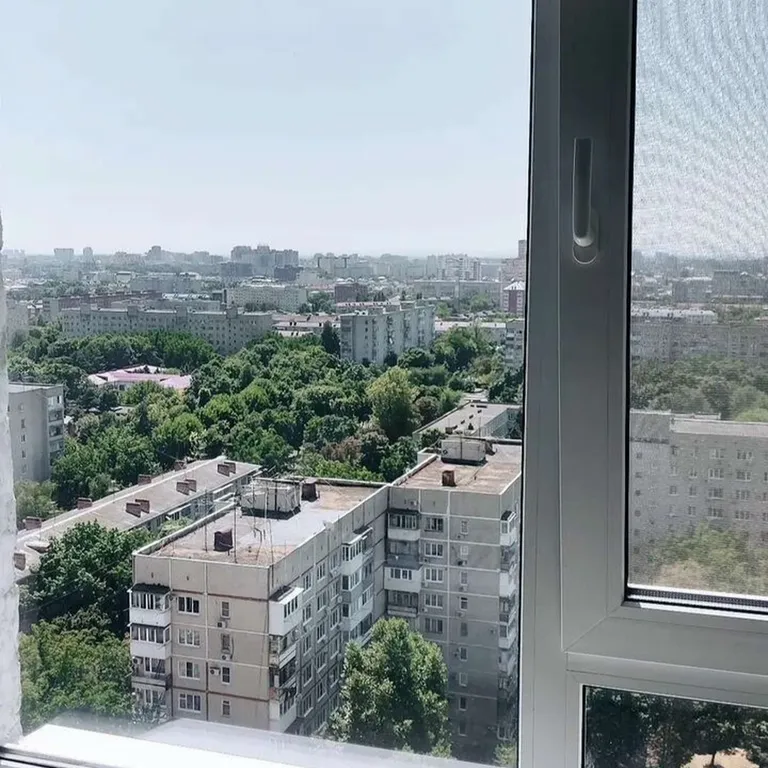 Студия с видом на город