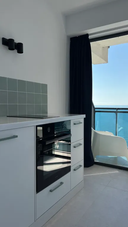 Апартамент с панорамной ванной рядом с морем