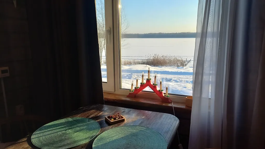 Домик у реки с отличным видом на 2 шлюз Волго Балтийского канала и лес