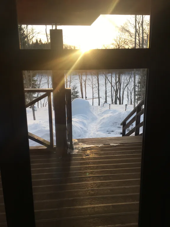 Деревянный дом у озера