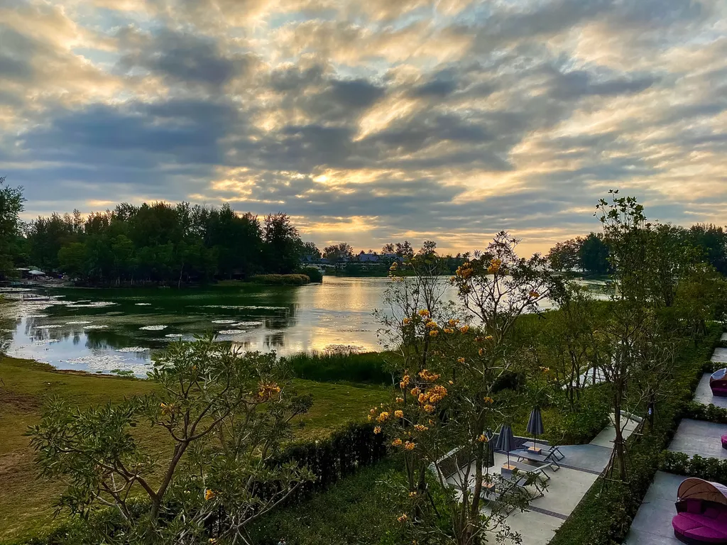 Две спальни с видом на озеро и море