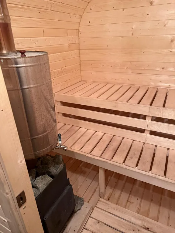 Большой треугольный домик с камином, с ванной у окна с видом на лес