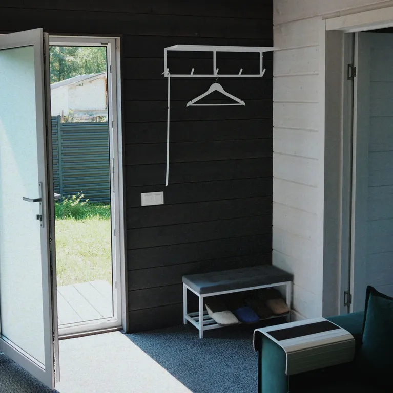 Современный уютный дом с видом на лес