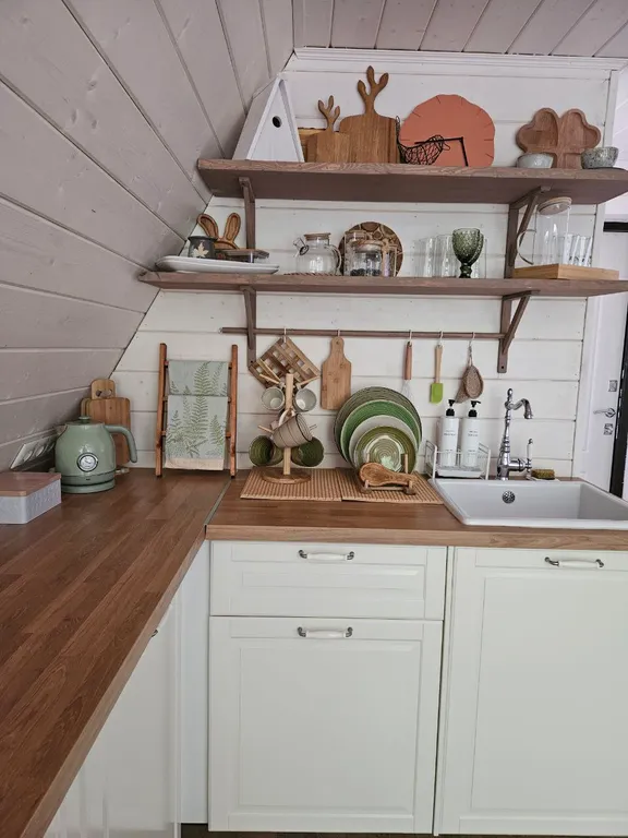 Красивые панорамные домики около леса