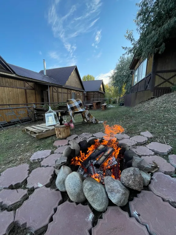 Уютный дом у реки с мангалом