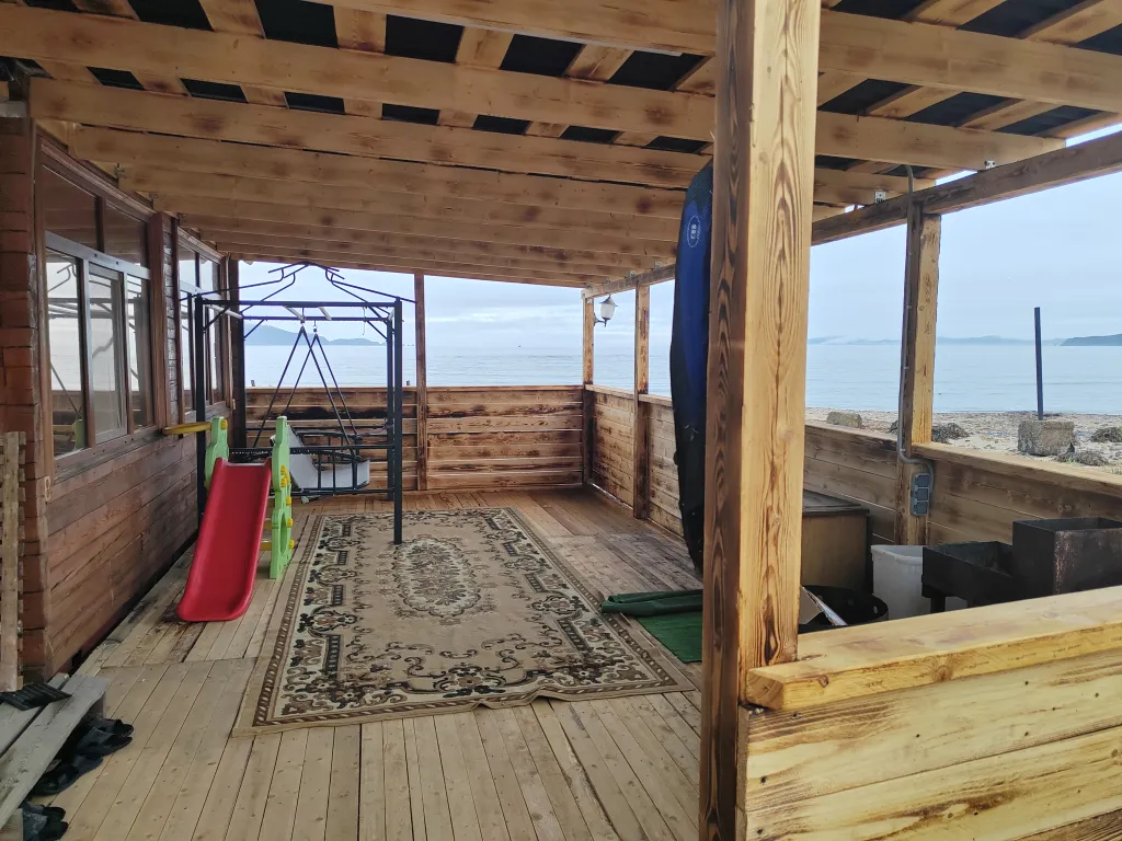 Комплекс с баней из бруса на берегу моря