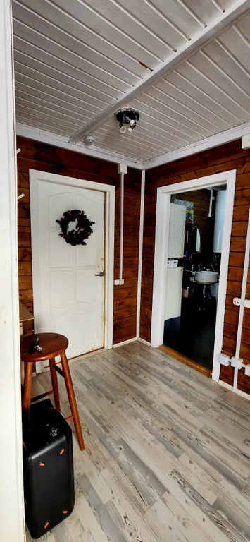 Коттедж на берегу реки с видом на сосновый лес