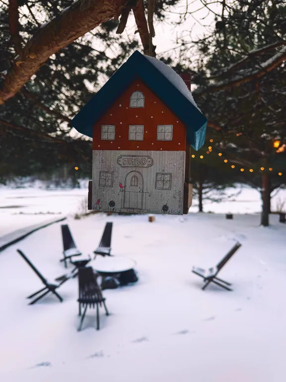Дом на берегу реки в тихой деревне