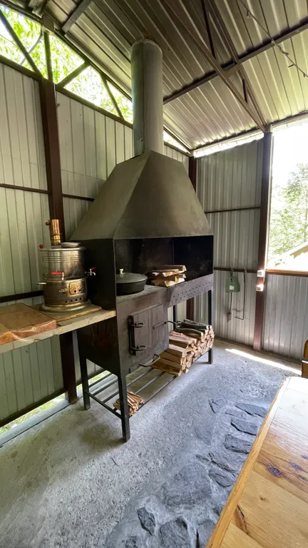 Уютный Дом в лесу с камином.