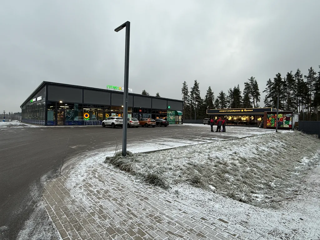 Новый домик в лесу у залива