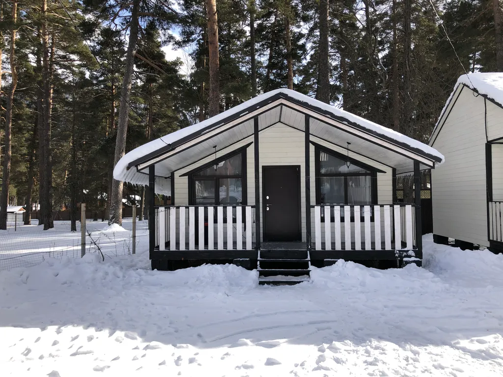 Домик в сосновом бору с видом на горы и лес