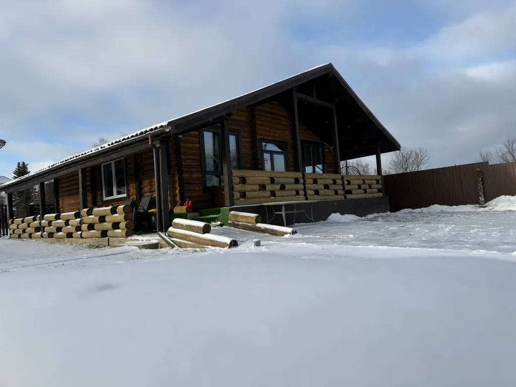 Дом изба в деревне с бассейном и баней