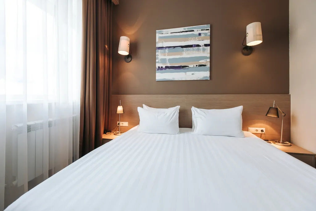 Номер люкс с двуспальной кроватью и диваном