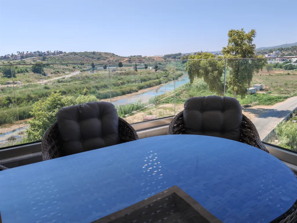 Квартира с дизайнерской отделкой, видом на море и аквапарком