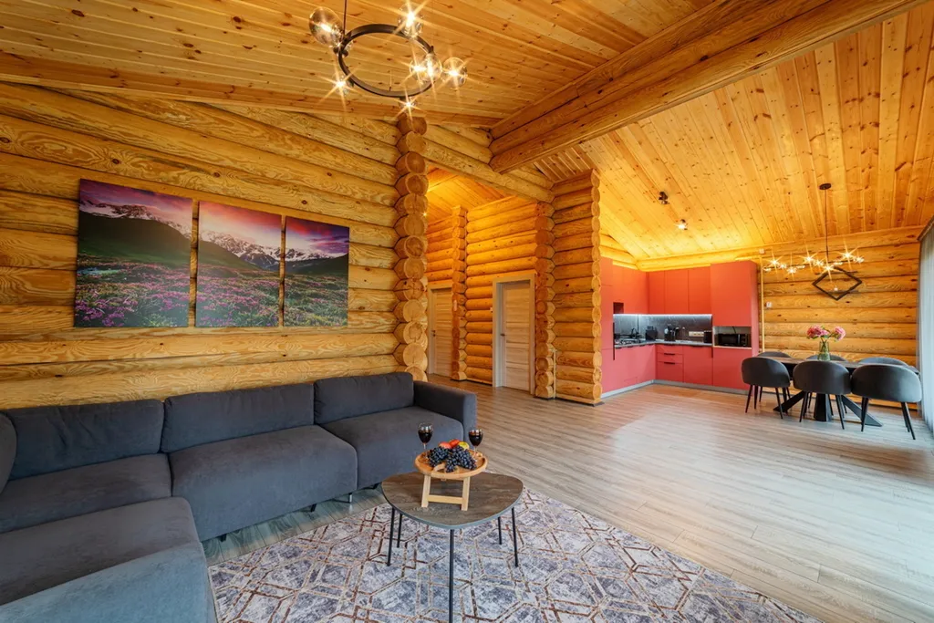 Дом на берегу большого озера