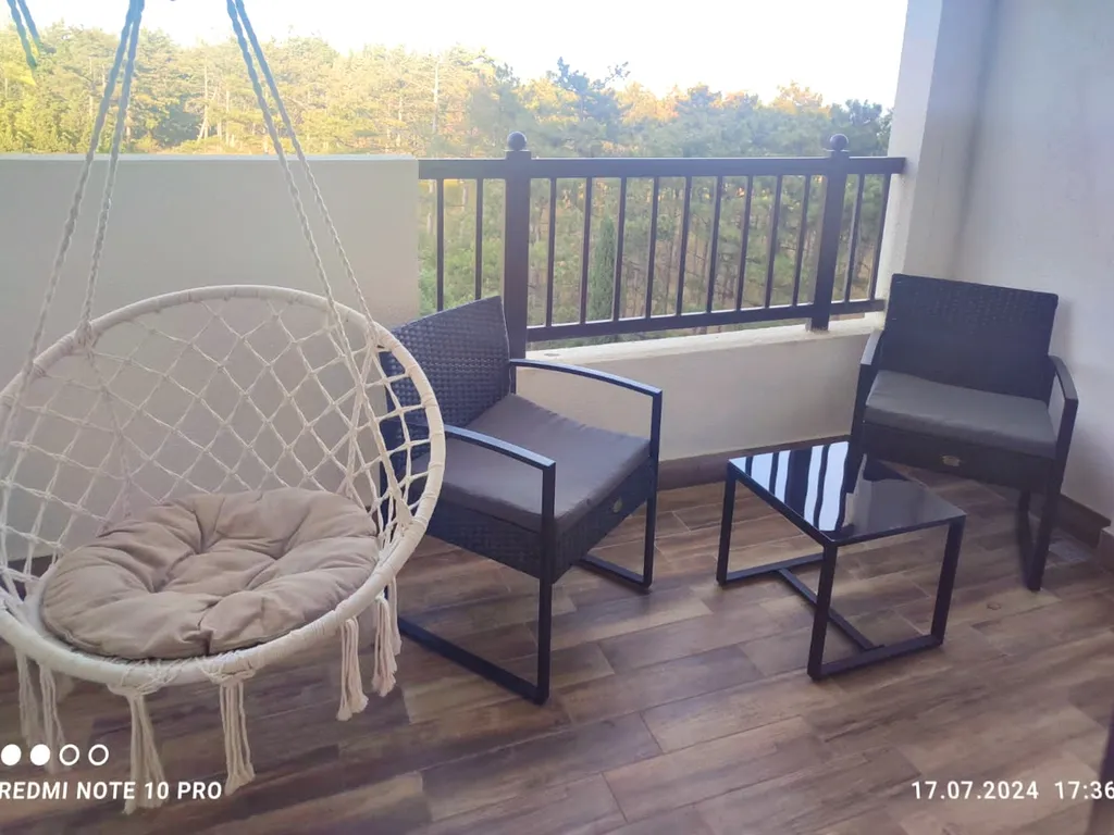 Видовая квартира с подогреваемым бассейном в ЖК Лучистое