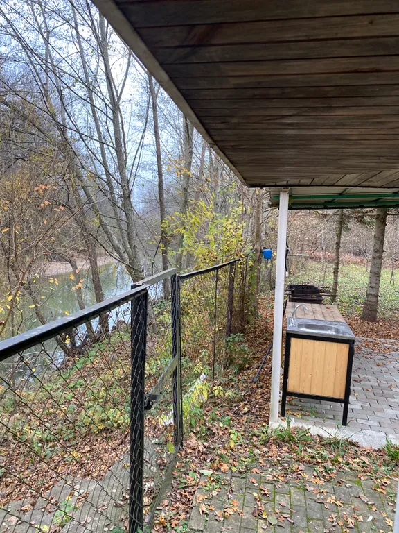 Дом на берегу реки