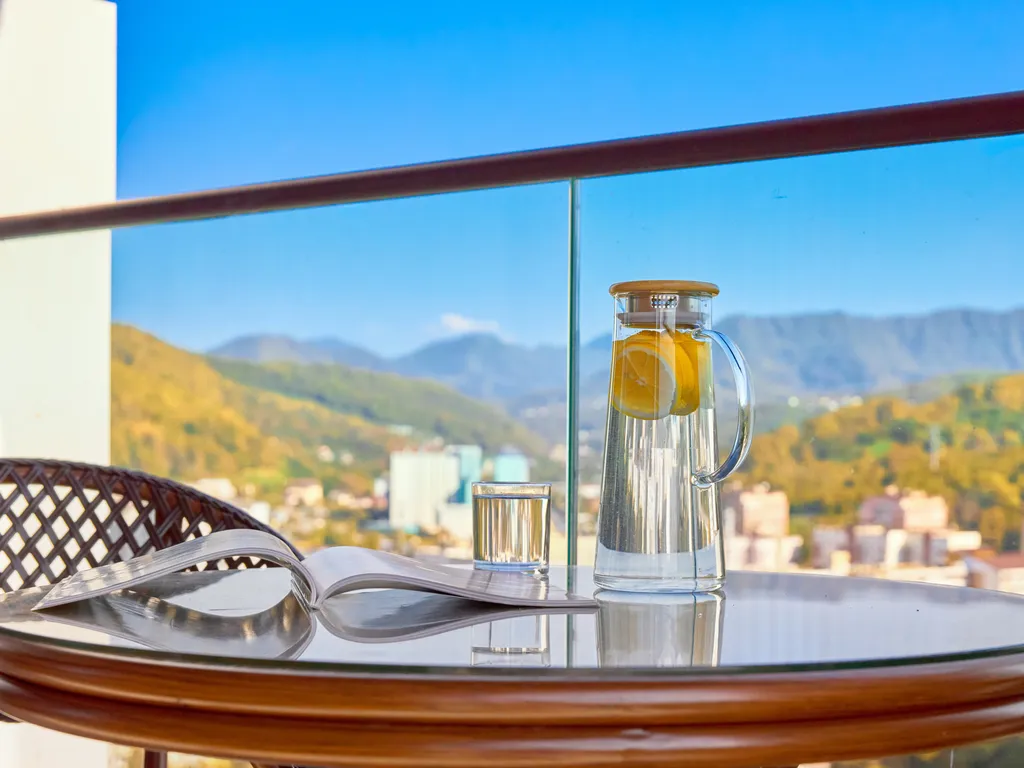 Современная, новая квартира с видом на горы