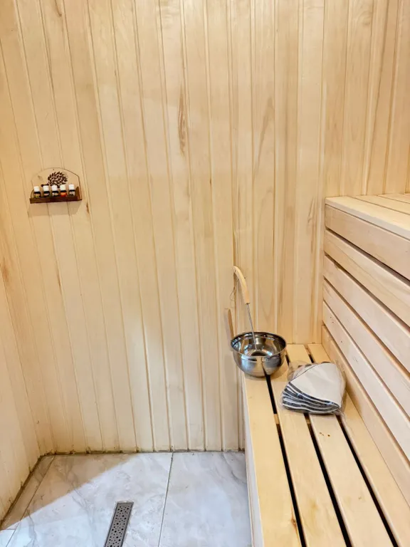 Загородный коттедж White house с бассейном и сауной