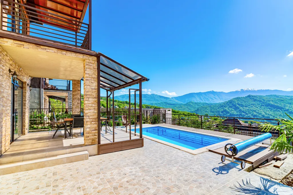 Новый дом с бассейном, сауной и панорамным видом на горы