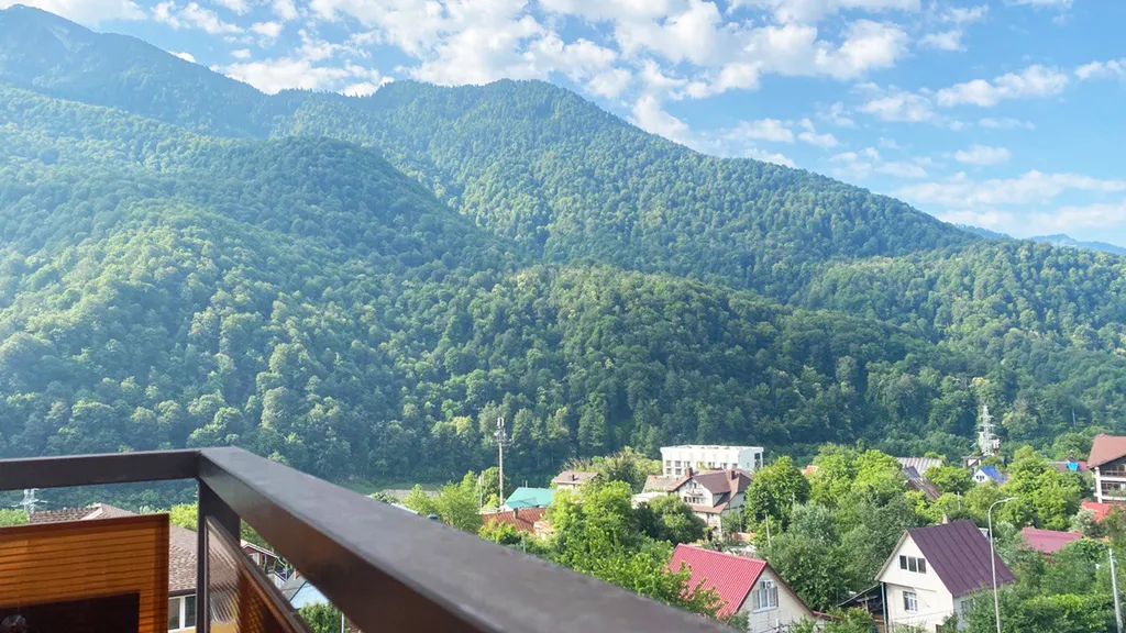 Просторный апартамент с панорамным видом на горы в центре. Спальня