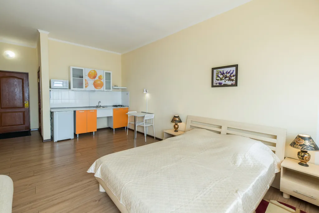 Апартаменты 7,9 с кухней и балконом, с частичным видом на море