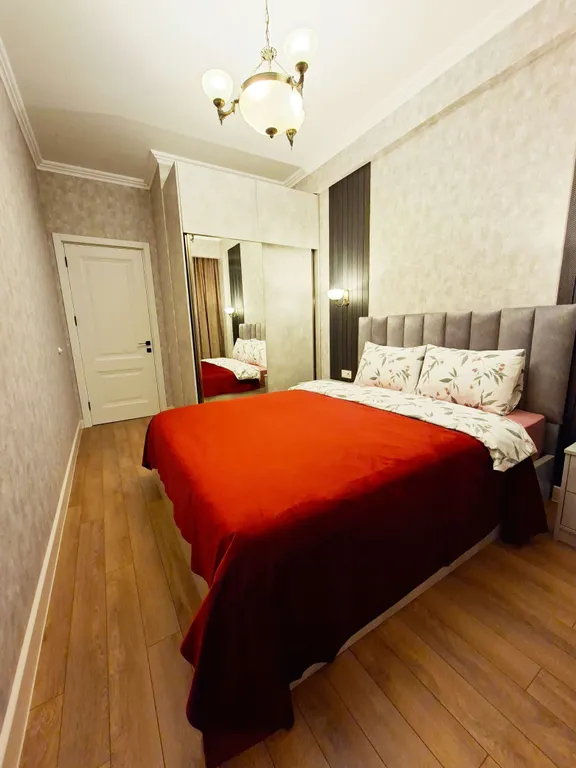 Просторная трехкомнатная квартира в центре Тбилиси с видом на рекуКуру