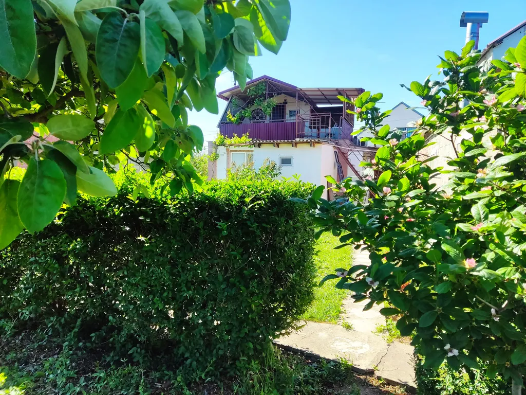 Двухэтажная дача с бассейном