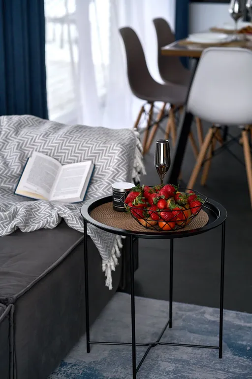 Новый дом в окружении елок с панорамными окнами и баней