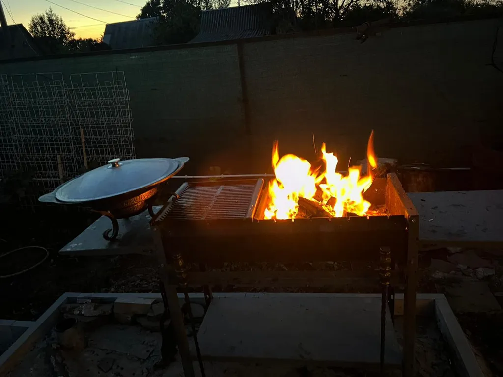 Дачный домик с большой террасой и бассейном