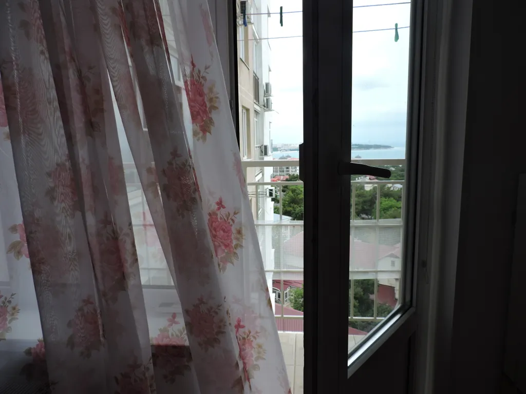 Просторная студия с панорамным видом на море