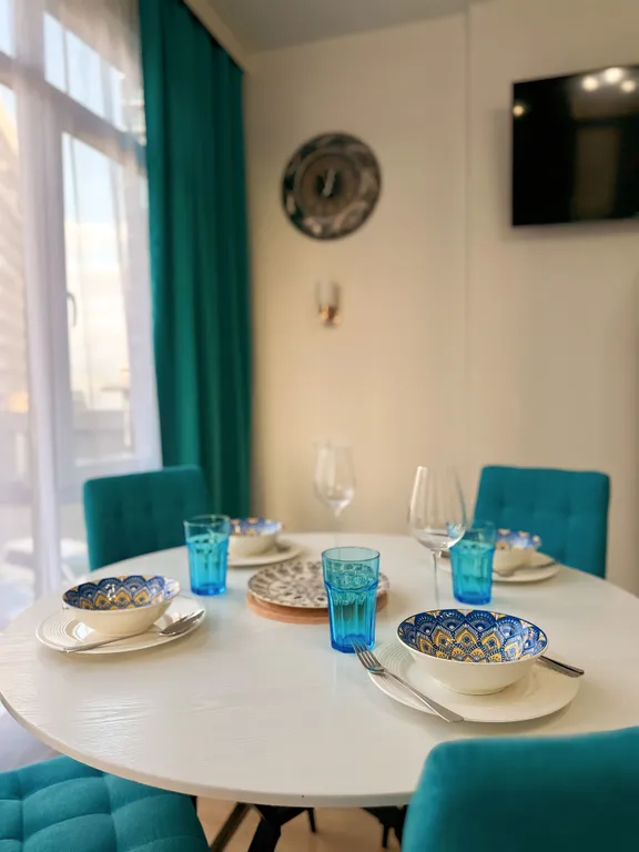 3-комнатный апартамент, бассейн + парковка, жк white sails