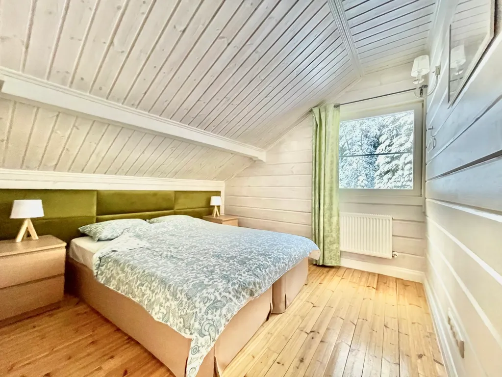 Коттедж с сауной и камином на берегу озера в сосновом лесу