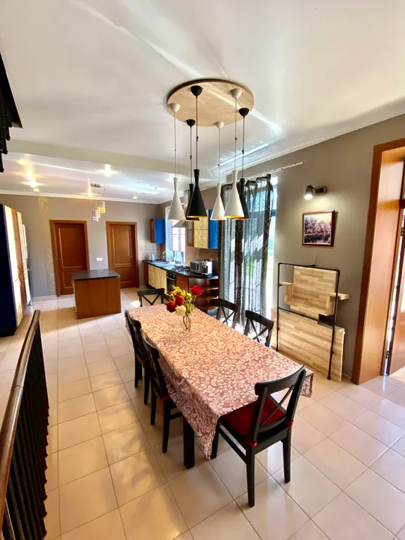 Вилла с круглым бассейном