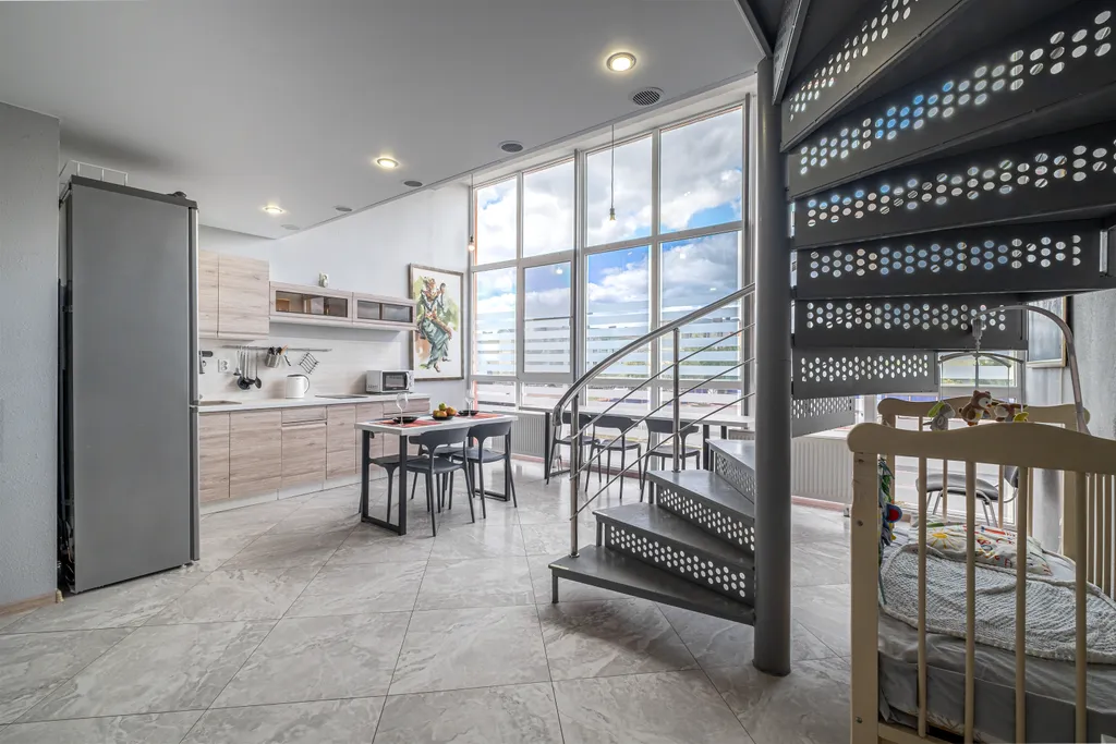 Просторная двухуровневая квартира с панорамой