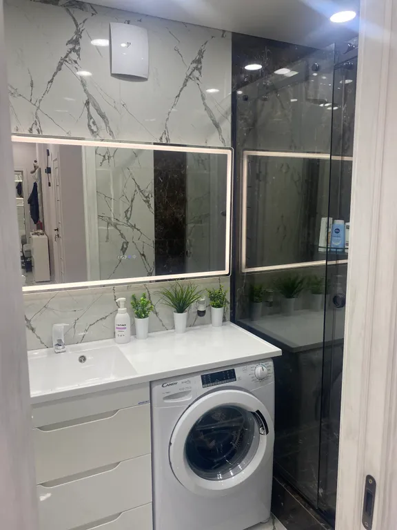 На берегу с видом на море