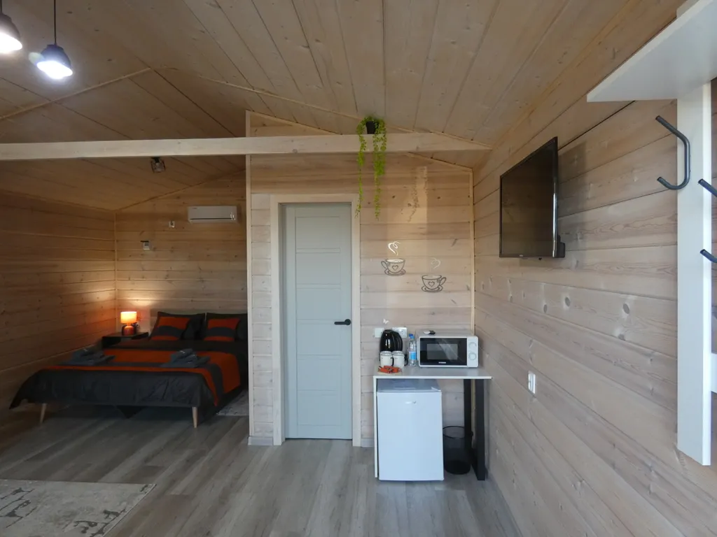 Уютный четырёхместный Домик с двуспальной кроватью