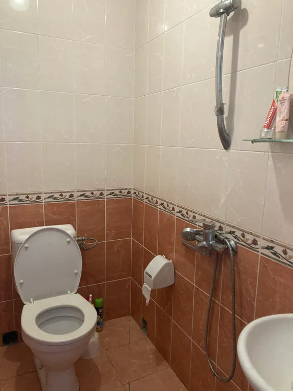 Часть дома с зелёной зоной отдыха во дворе и летней кухней