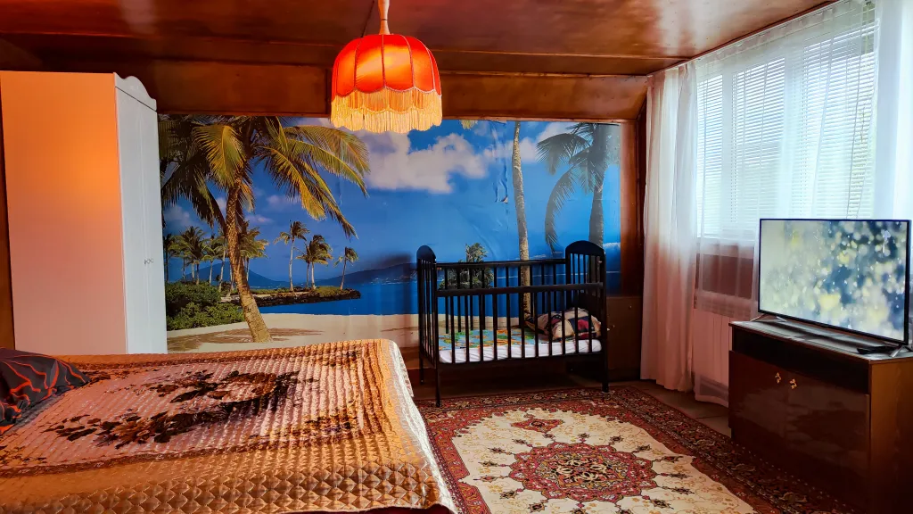 Коттедж Уютный коттедж с камином, баней и детской площадкой с батутом у озера — Завирье