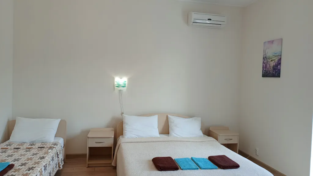 Трёхместная комната с санузлом и видом на море