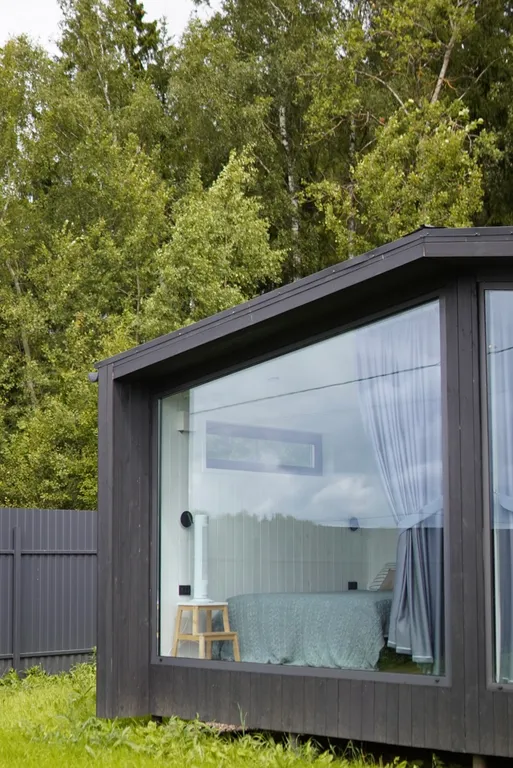 Домик на Новогодние праздники с панорамными окнами в лесу